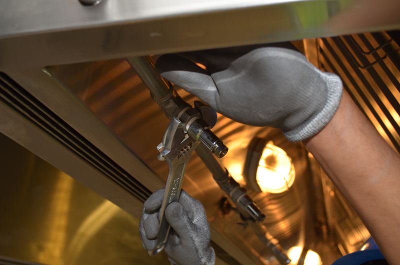 Reparación de fuga de agua apretando tubería con llave